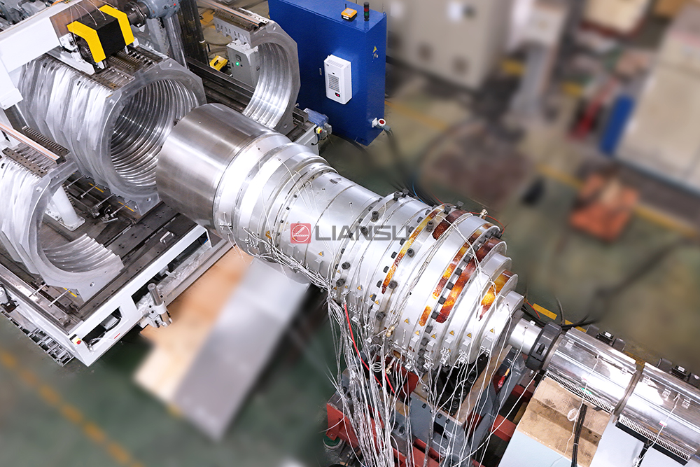 pipe head for double wall corrugated pipe extrusion line.jpg