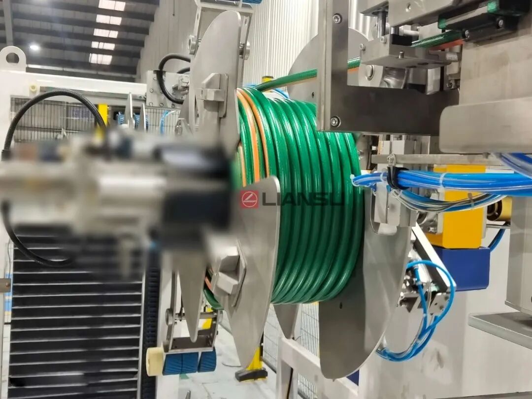 1778232630400728.jpg Hose Coiler Machine 3.jpg